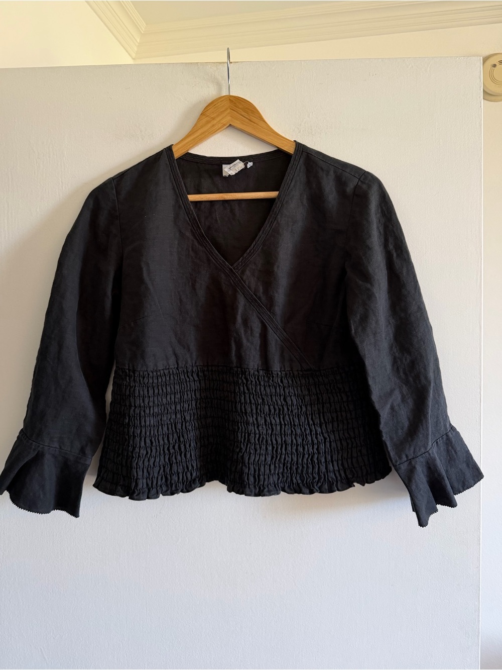 Ann Taylor LOFT Black Linen Smocked Crossover Peplum Sleeve Blouse size 2 EUC
